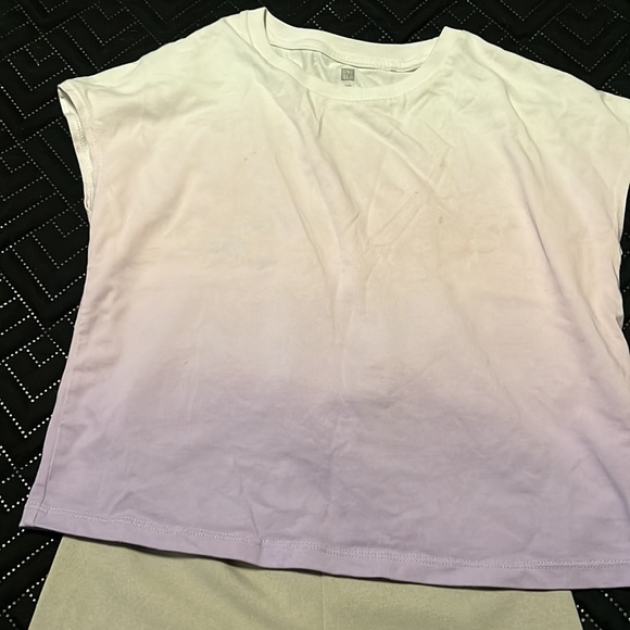 Uniqlo Girl’s short sleeve shirt and leggings size 130 - Picture 3 of 4